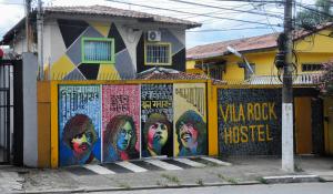 a building with a mural on the side of it at Vila Rock Hostel - próximo Allianz Parque, Vila Madalena, Av Paulista, Hospital das Clínicas INCOR FMUSP in São Paulo