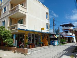 a building on the side of a street at Peach Guesthouse in Haad Rin