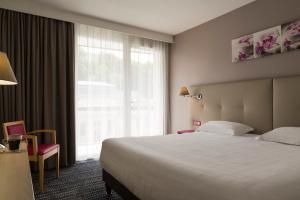 Postel nebo postele na pokoji v ubytování BRIT HOTEL Confort Le Limouzi TULLE