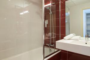 Koupelna v ubytování BRIT HOTEL Confort Le Limouzi TULLE
