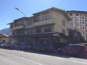 アオスタにあるCondominio Il Rusticoの通路脇に車を停めた建物