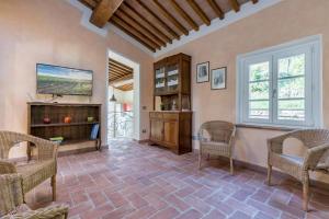 Televízia a/alebo spoločenská miestnosť v ubytovaní Relais del Lago e Relais del Monte