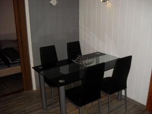 a black dining room table with four chairs at Fam Stana in Wienrode