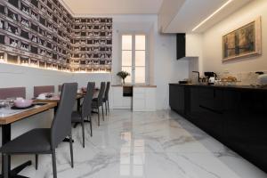 A restaurant or other place to eat at Cavour Suites Guest House