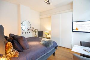 Schlafzimmer mit einem Bett mit einem Spiegel und einem Tisch in der Unterkunft Zandvoort Studio in Zandvoort