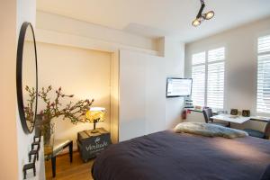 1 dormitorio con cama, escritorio y escritorio en Zandvoort Studio en Zandvoort