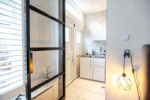 una cocina con una puerta de cristal que conduce a una cocina en Zandvoort Studio en Zandvoort