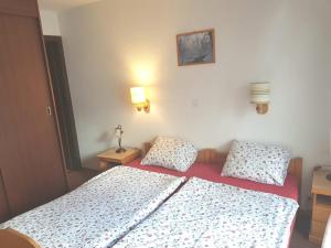 a small bedroom with two beds and two lamps at Appt 6-8 pers Torgon Portes du Soleil in Vionnaz