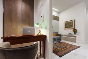 A television and/or entertainment centre at Cavour Suites Guest House