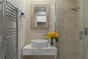A bathroom at Cavour Suites Guest House