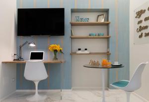 A television and/or entertainment centre at Cavour Suites Guest House