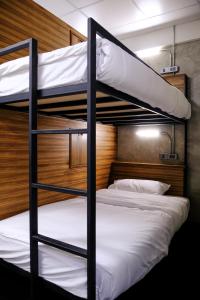 清邁的住宿－Baan Lung Poshtel，客房内的两张双层床