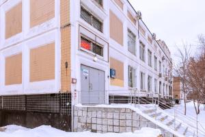 モスクワにあるYu-portの雪中の白いドア付きのアパートメントビル