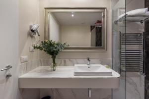 A bathroom at Cavour Suites Guest House