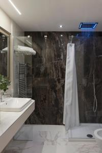 A bathroom at Cavour Suites Guest House