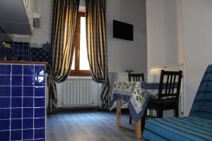 a living room with a table and a window at Gmax Guelfa Apartments in Florence