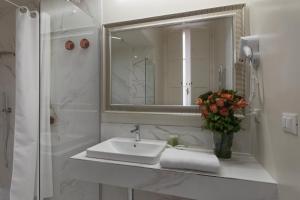 A bathroom at Cavour Suites Guest House