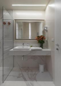 A bathroom at Cavour Suites Guest House