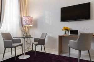 A television and/or entertainment centre at Cavour Suites Guest House