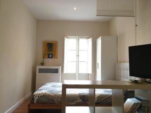 Habitación pequeña con mesa y ventana en Vidrio Apartment, en Sevilla