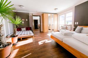 um quarto com duas camas e vasos de plantas em Burgers Hotel em Kippenheim