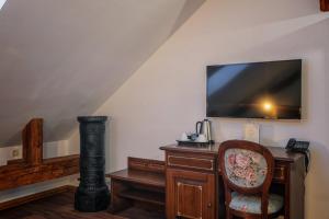 TV a/nebo společenská místnost v ubytování HOTEL BOUTIQUE CASA CHITIC -HOTEL AND RESTAURANT Str Johann Gott nr7