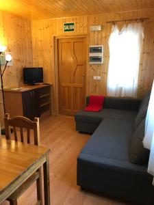 uma sala de estar com um sofá e uma mesa em Aire Turismo Rural em Uña