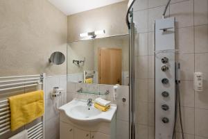 Łazienka w obiekcie Aparthotel Alpendiamant Serfaus Wachter GmbH