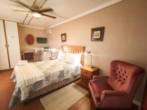 Un pat sau paturi într-o cameră la Loerie Guesthouse