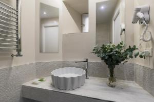 A bathroom at Cavour Suites Guest House