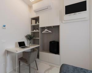 A television and/or entertainment centre at Cavour Suites Guest House