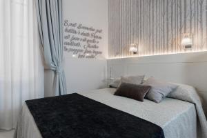 A bed or beds in a room at Cavour Suites Guest House