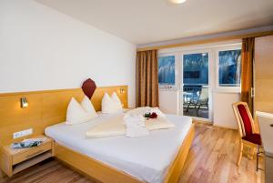 Łóżko lub łóżka w pokoju w obiekcie Aparthotel Alpendiamant Serfaus Wachter GmbH