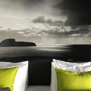 een kamer met 2 kussens en uitzicht op de oceaan bij LUZZ me - Casa de Angra in Angra do Heroísmo