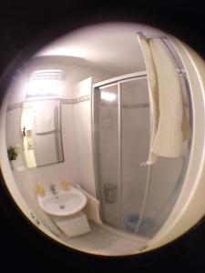 y baño con ducha, aseo y lavamanos. en Ferienapartment Tuntenhausen, en Tuntenhausen