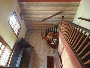 an overhead view of a staircase with a table with flowers at Pousada Betta in Pirenópolis