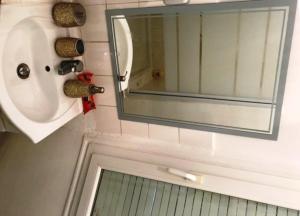 ein Bad mit einem Waschbecken und einem Spiegel in der Unterkunft 38 Rue Papety in Marseille