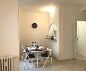 un comedor con mesa y sillas en una habitación en 38 Rue Papety, en Marsella