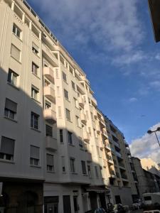 ein großes weißes Gebäude in einer Stadtstraße in der Unterkunft 38 Rue Papety in Marseille