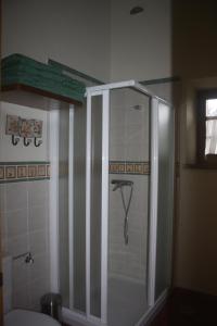 y baño con ducha y puerta de cristal. en Casa Lao II, en El Pito