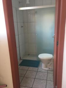 uma casa de banho com um WC e um chuveiro em Pousada Bertioga em Bertioga