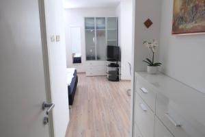 Zimmer mit einem Bett und einer Kommode mit einem Spiegel in der Unterkunft Apartment Maya in Kranjska Gora