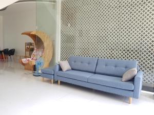 un sofá azul sentado en una sala de estar en Minh Kim Guesthouse en Ấp Phó