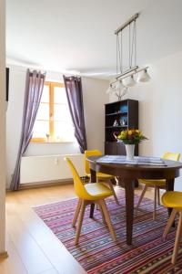 a dining room with a table and yellow chairs at Apartement 1 Große Brüdergasse in Bautzen