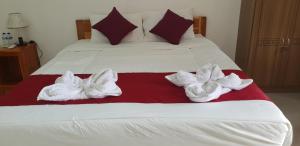 珀尼達島的住宿－yudis homestay，一张白色的床,上面有两条白色毛巾