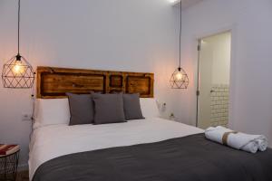 Postel nebo postele na pokoji v ubytování GOMEZ ROOMS