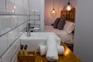 Koupelna v ubytování GOMEZ ROOMS + 37 fotografií