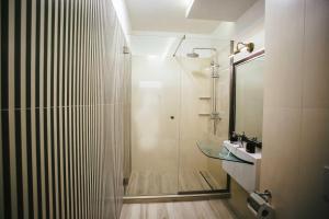 Bathroom sa Briana Luxury Studio