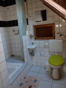Ванная комната в Garden Etterem Kávézó és Panzió Tahitótfalú