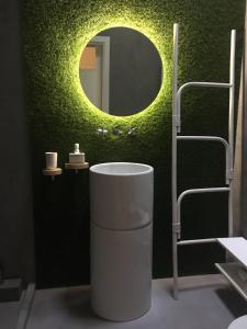 een badkamer met een wastafel en een spiegel bij LUZZ me - Casa de Angra in Angra do Heroísmo +39 foto's